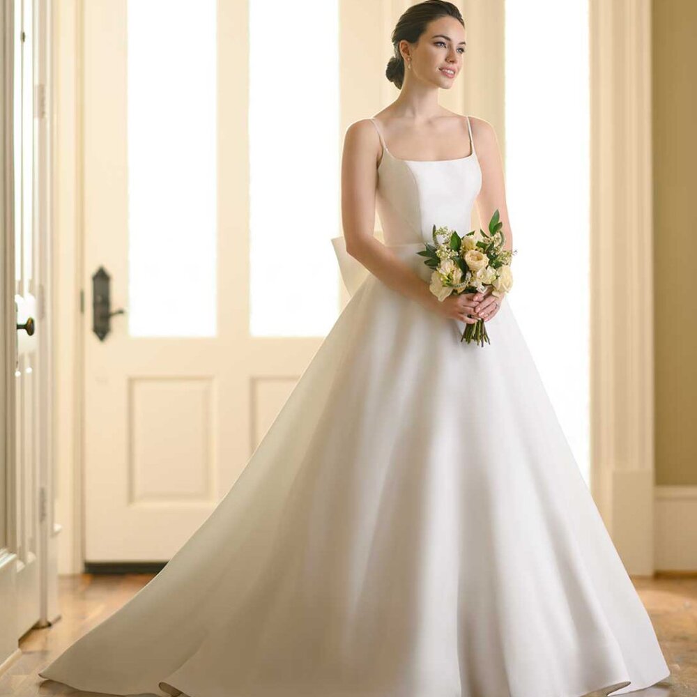 1295 Wedding Dress by Martina Liana - Boutique Sample